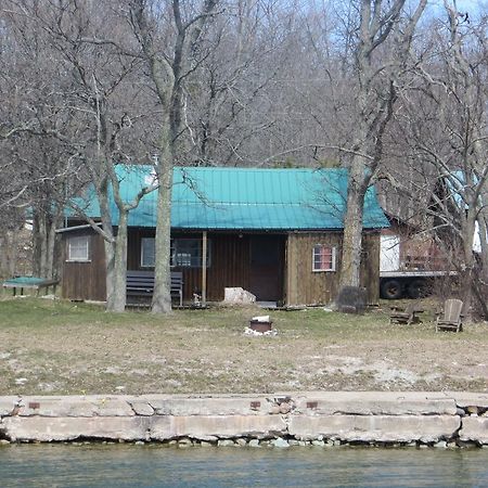 Готель Lake Wolsey Cabins Gore Bay Екстер'єр фото