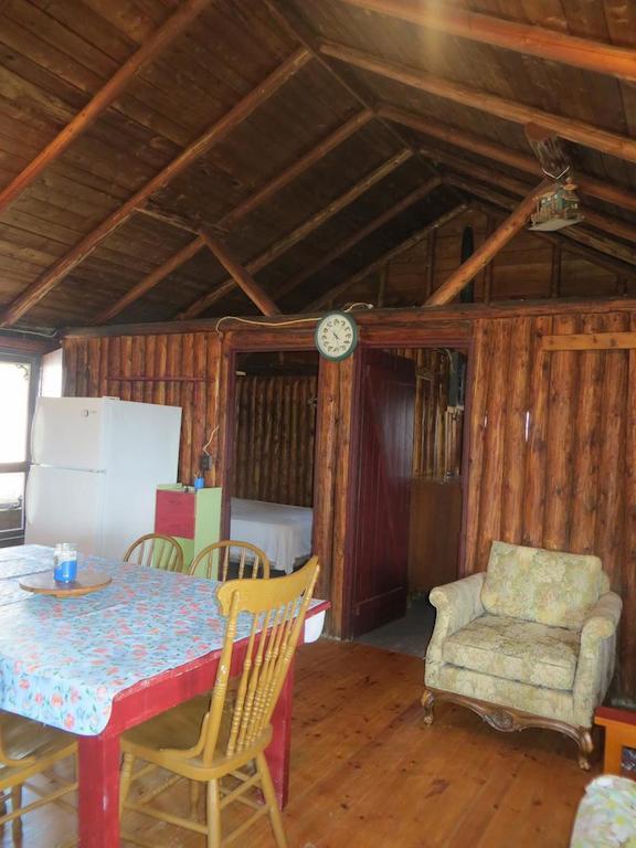 Готель Lake Wolsey Cabins Gore Bay Екстер'єр фото
