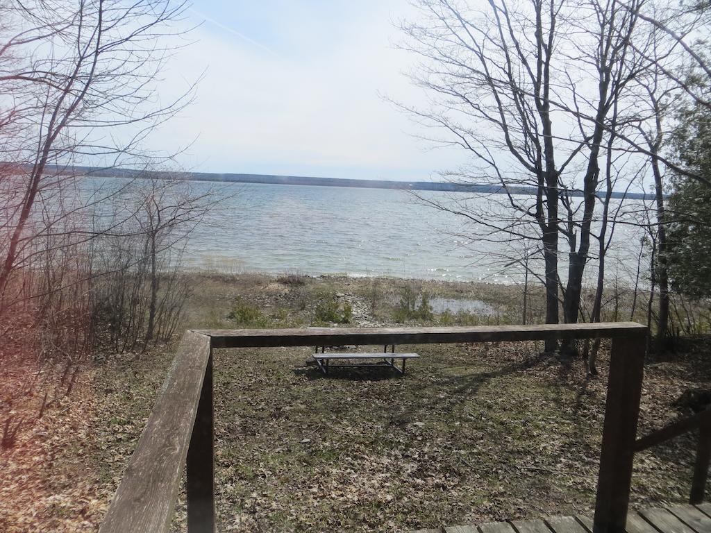 Готель Lake Wolsey Cabins Gore Bay Екстер'єр фото