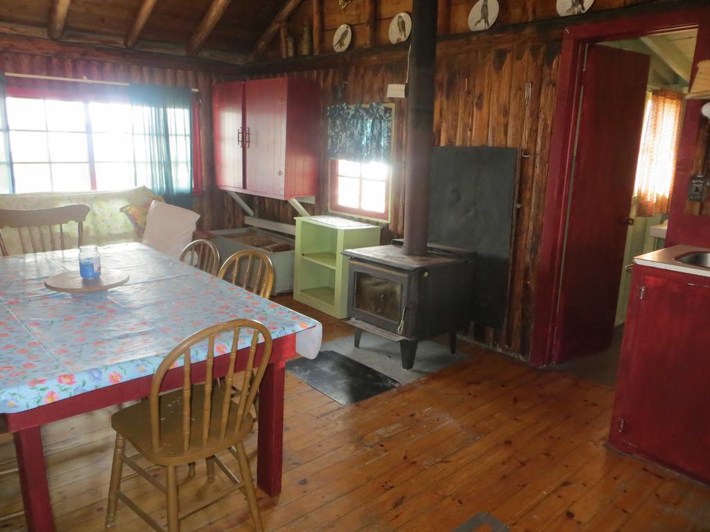 Готель Lake Wolsey Cabins Gore Bay Номер фото