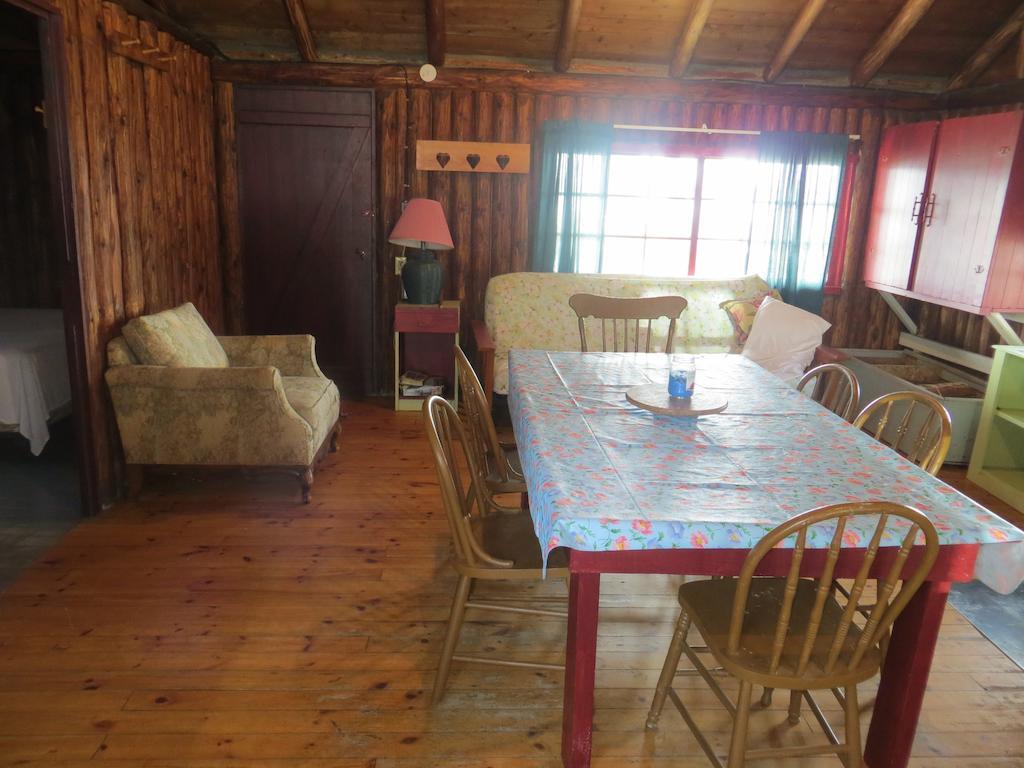 Готель Lake Wolsey Cabins Gore Bay Екстер'єр фото