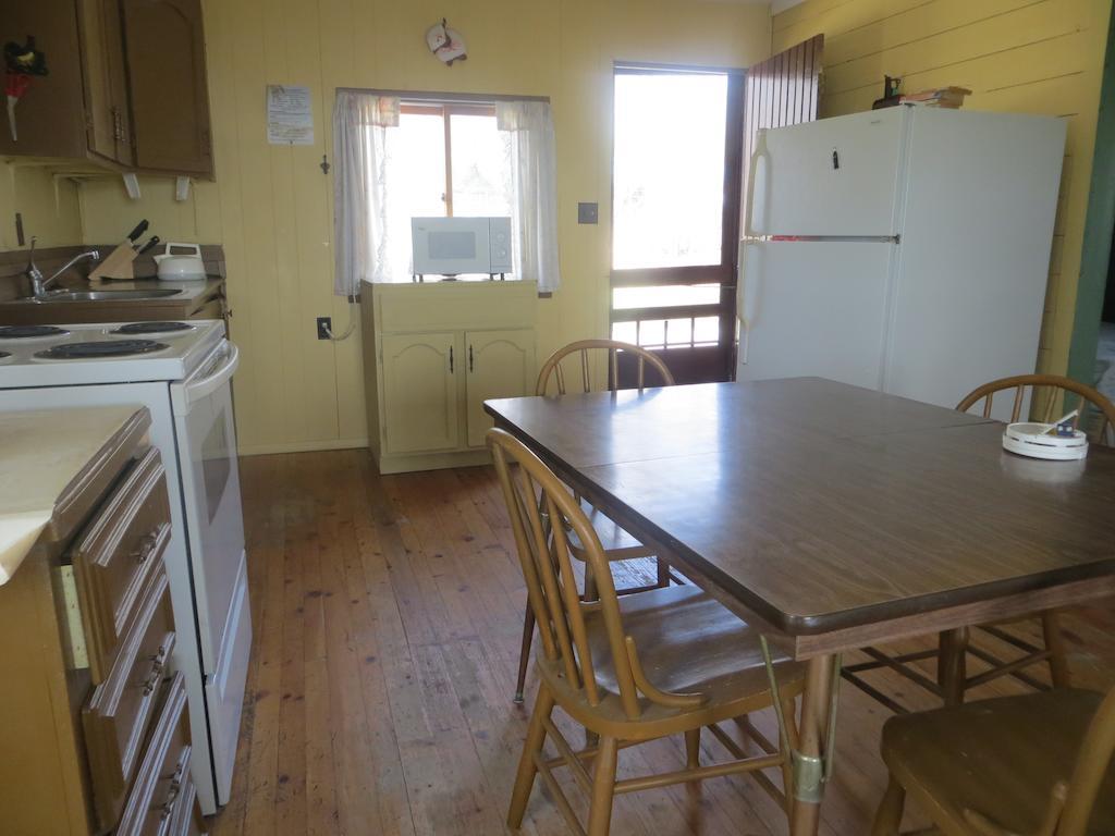 Готель Lake Wolsey Cabins Gore Bay Номер фото