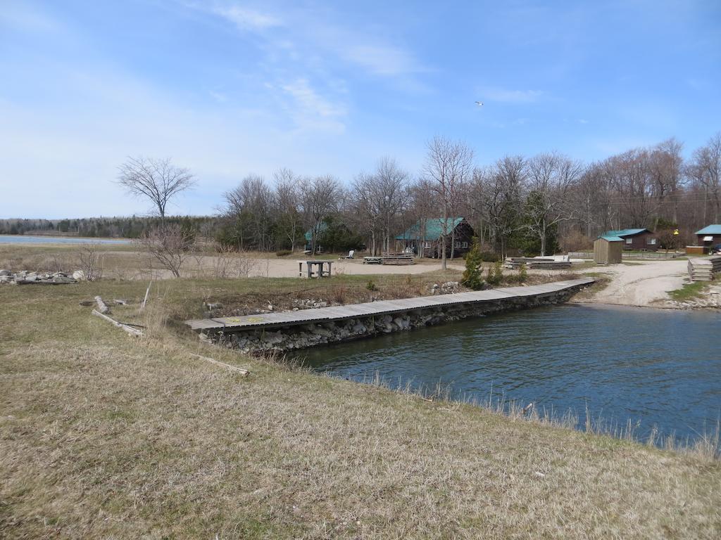 Готель Lake Wolsey Cabins Gore Bay Екстер'єр фото