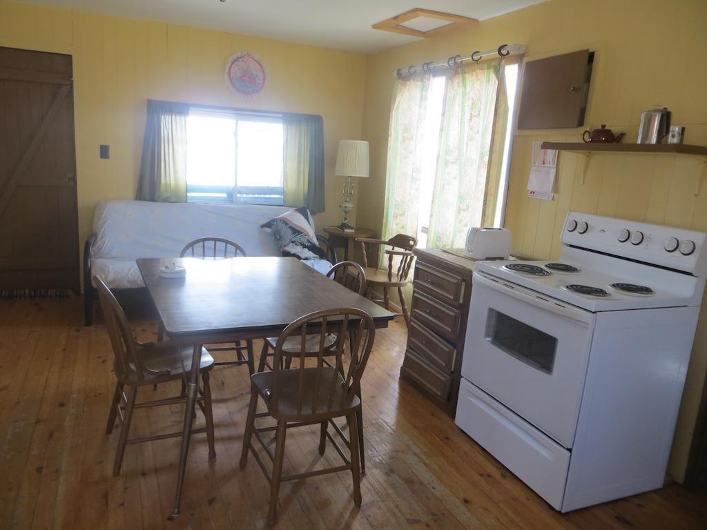 Готель Lake Wolsey Cabins Gore Bay Номер фото