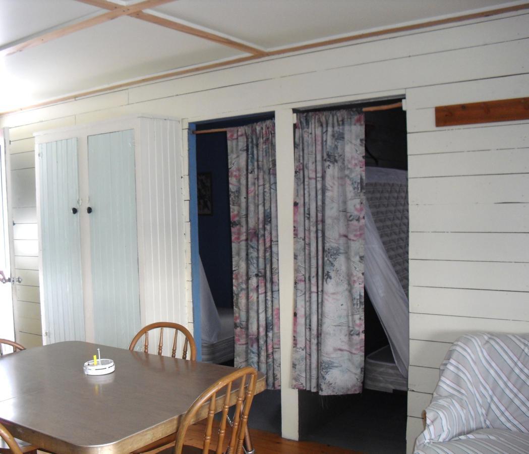 Готель Lake Wolsey Cabins Gore Bay Екстер'єр фото
